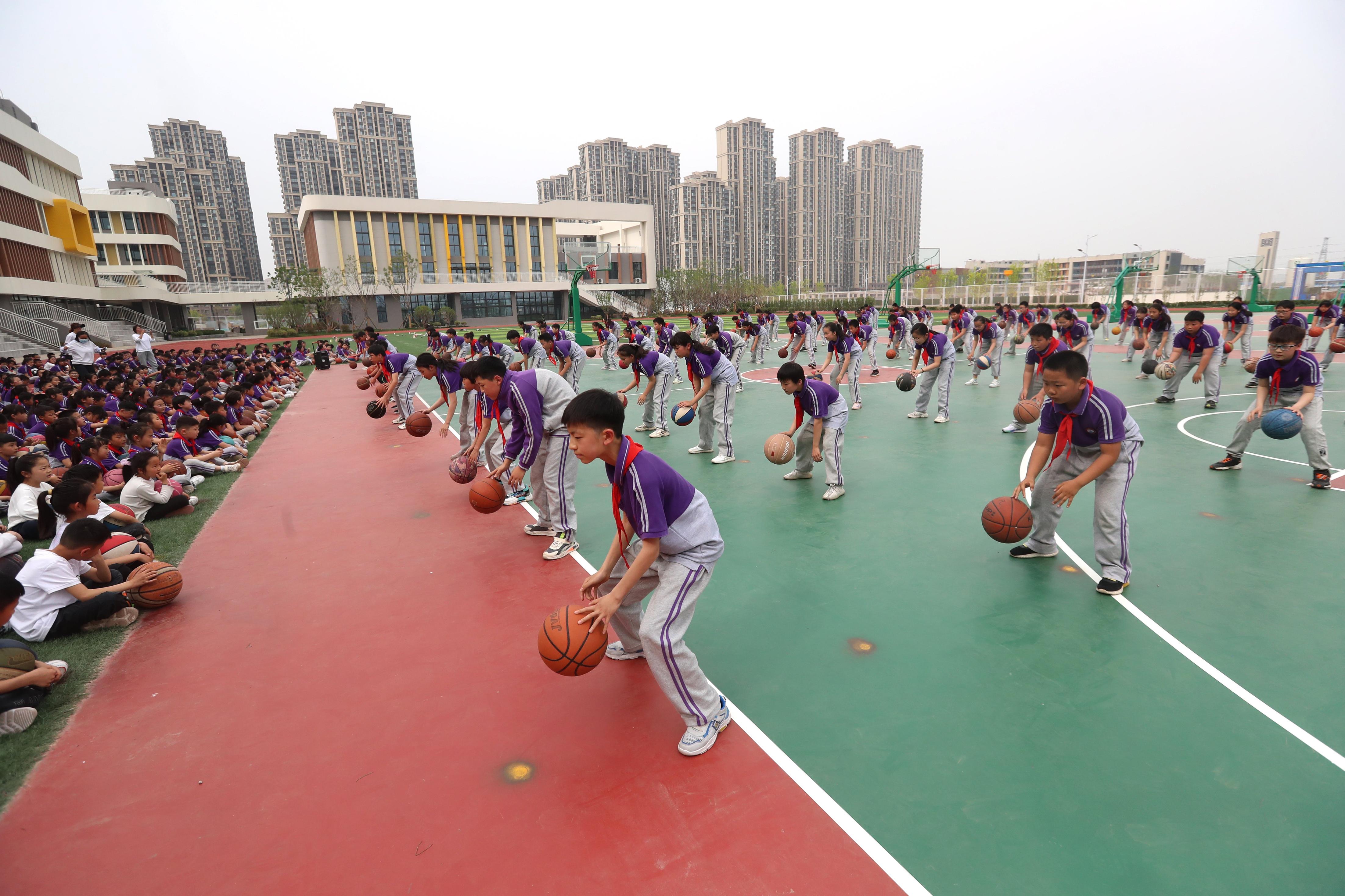 小学生篮球比赛拉开序幕，未来之星风采依依